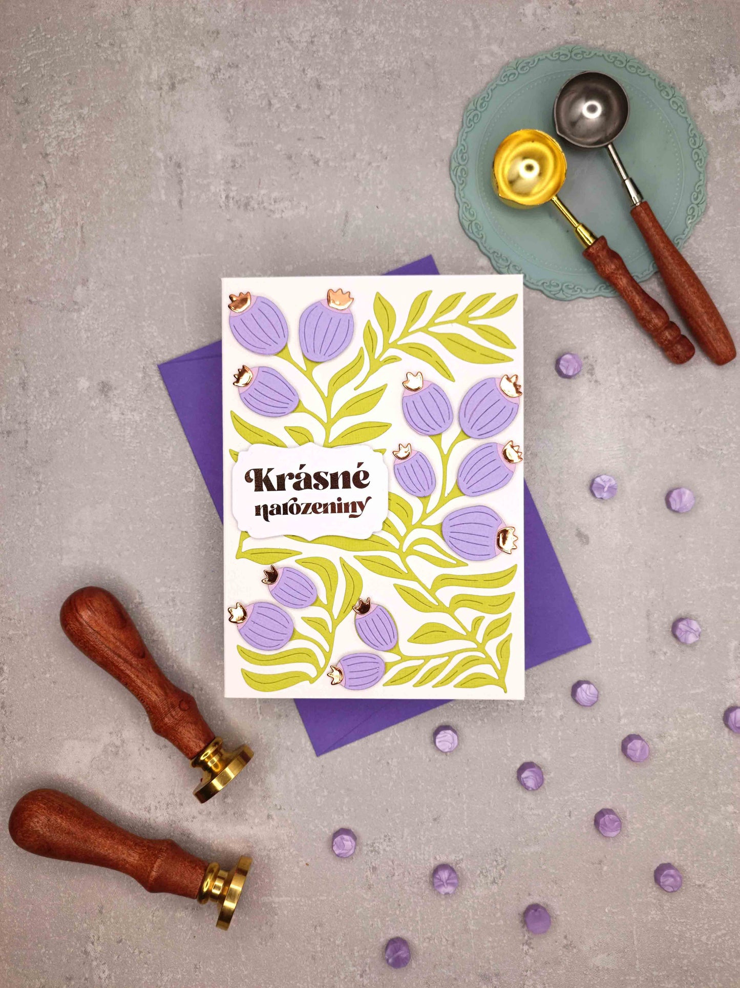 Přání k narozeninám s fialovými bobulkami