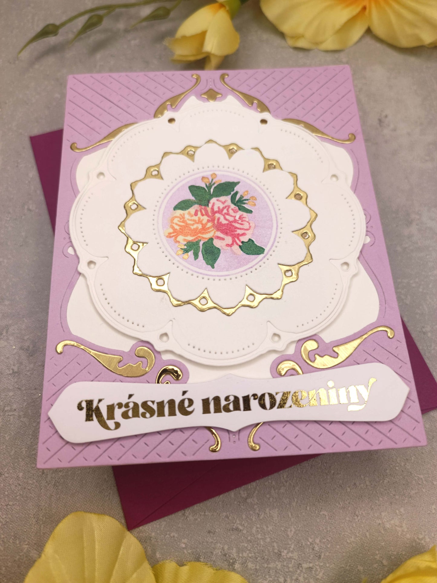 Fialové narozeninové přání s porcelánovým talířkem