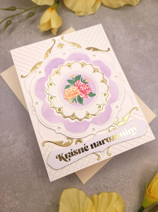 Bílé narozeninové přání s porcelánovým talířkem
