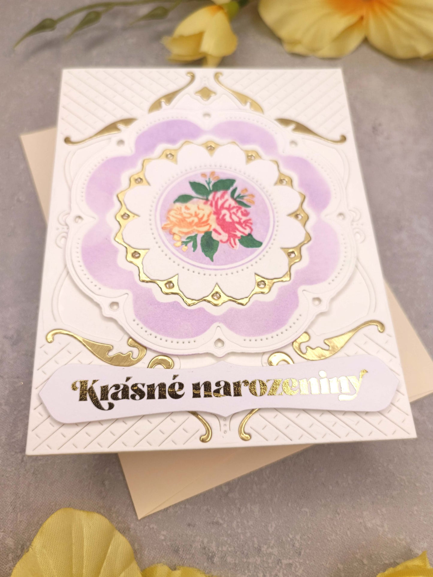 Bílé narozeninové přání s porcelánovým talířkem