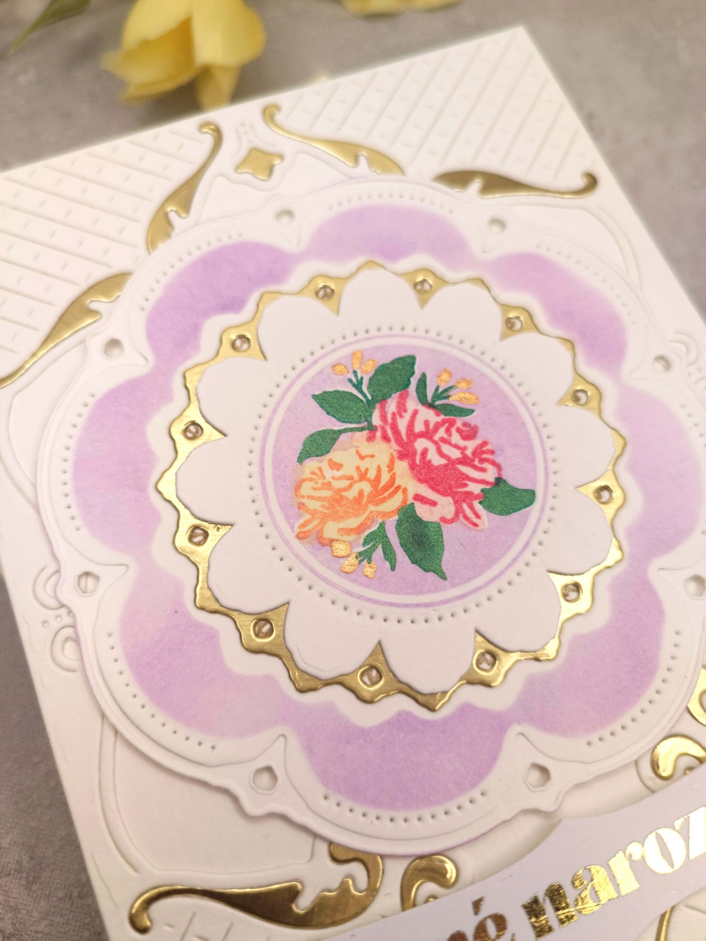 Bílé narozeninové přání s porcelánovým talířkem