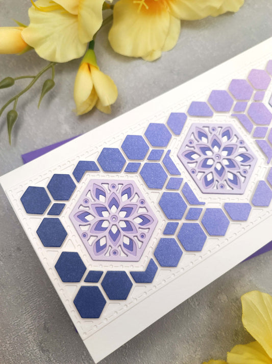 Fialové geometrické přání s hexagony pro jakoukoliv příležitost