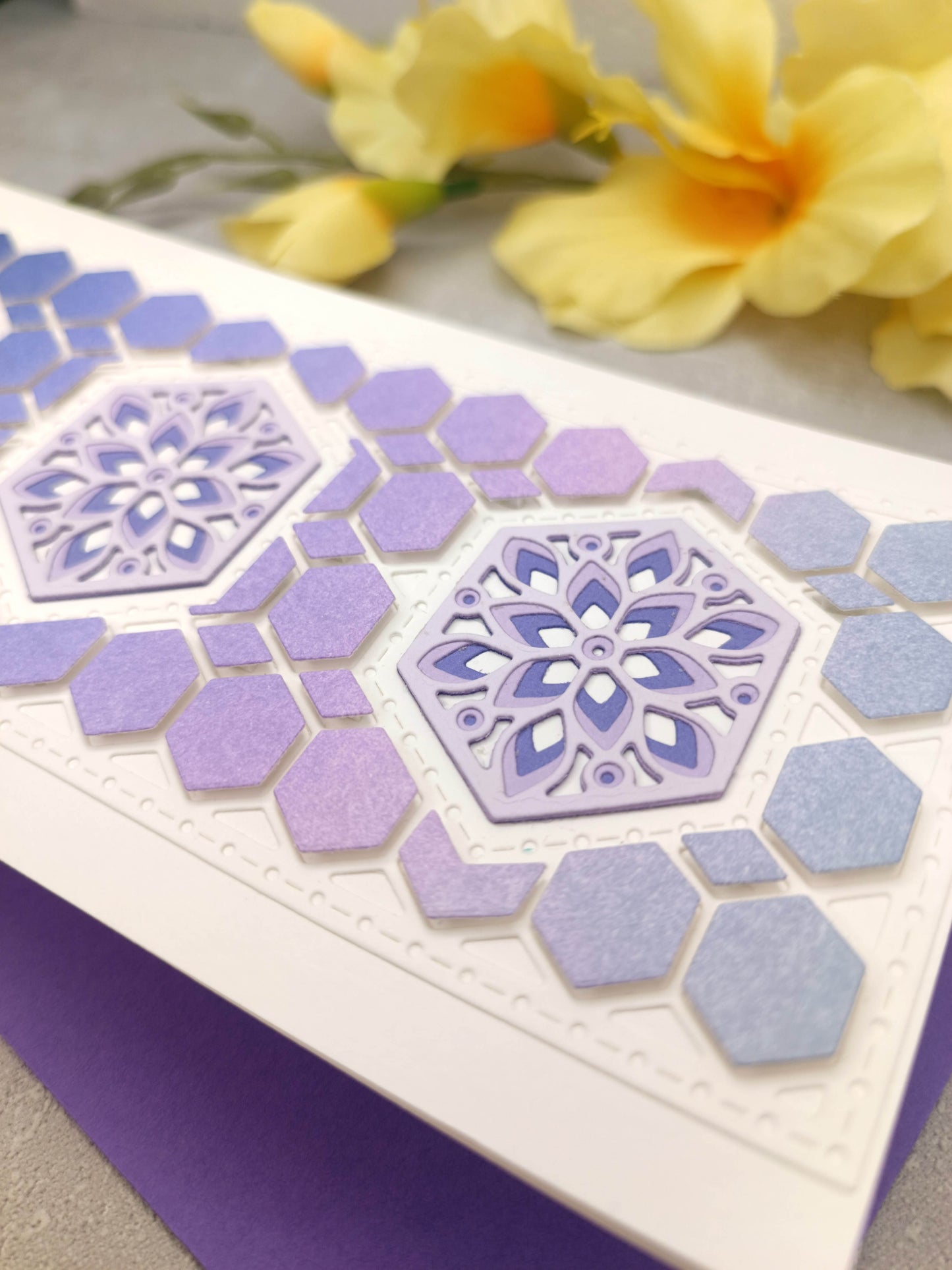 Fialové geometrické přání s hexagony pro jakoukoliv příležitost
