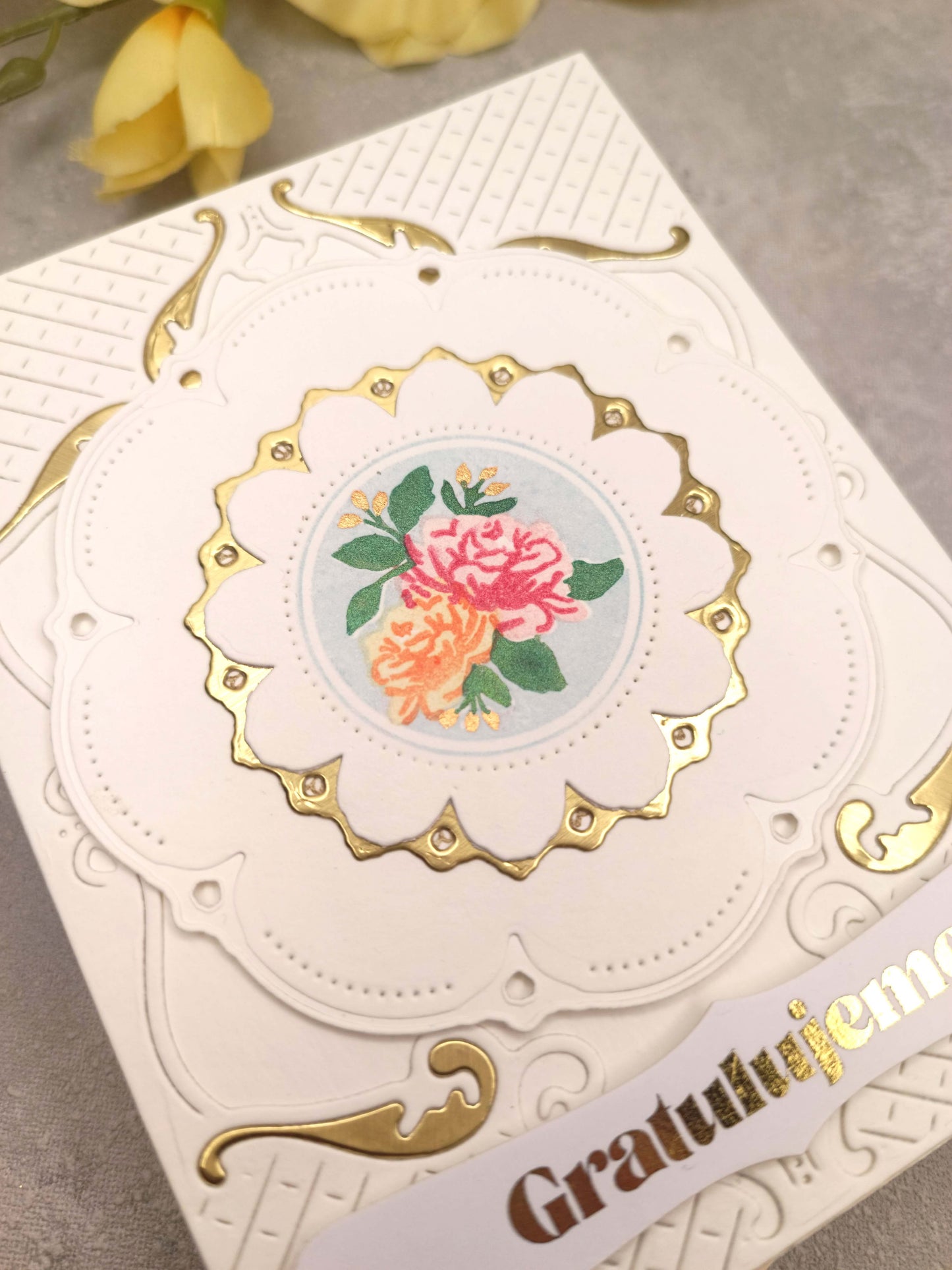 Bílé přání s porcelánovým talířkem