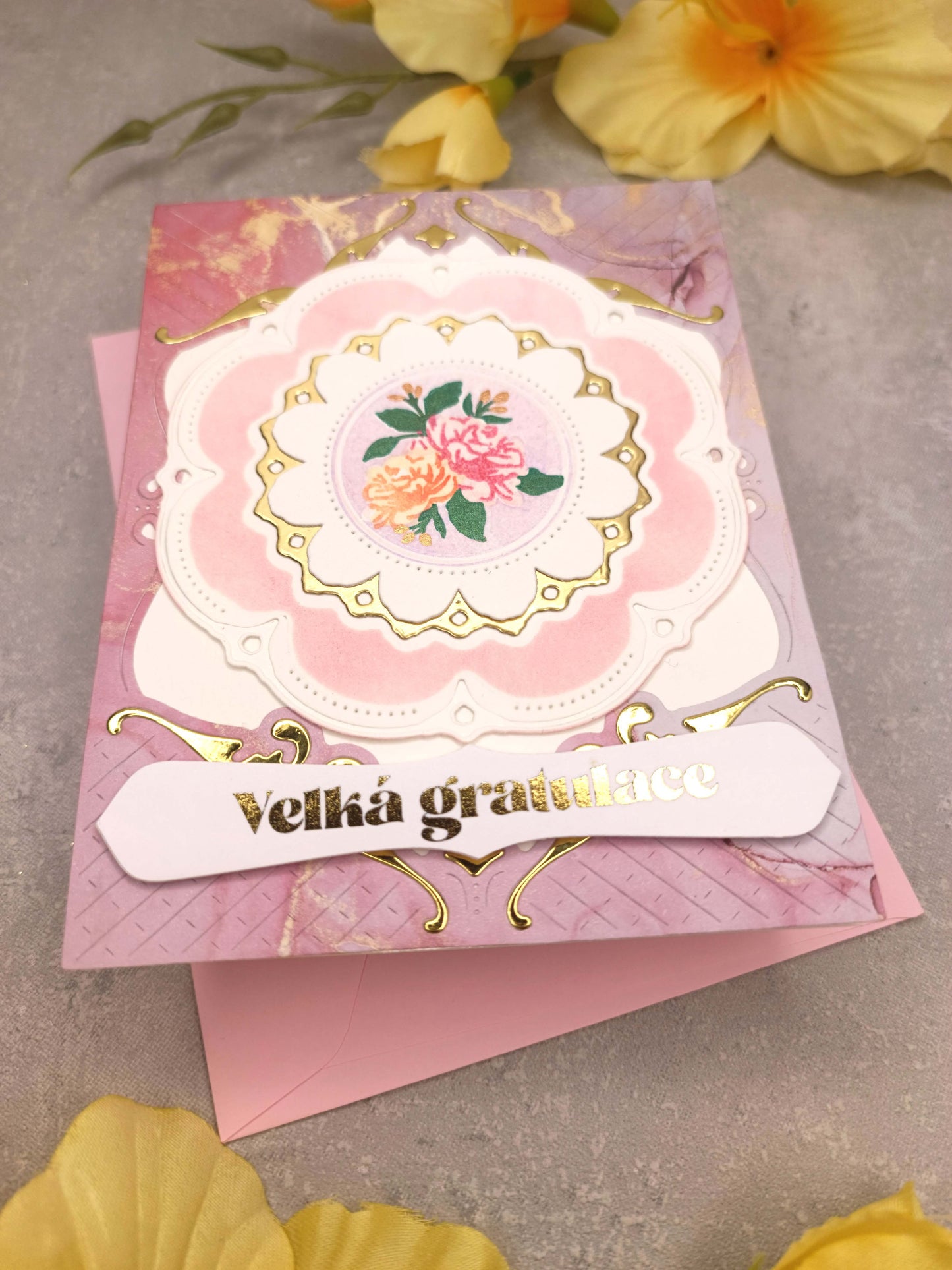 Růžové přání s porcelánovým talířkem