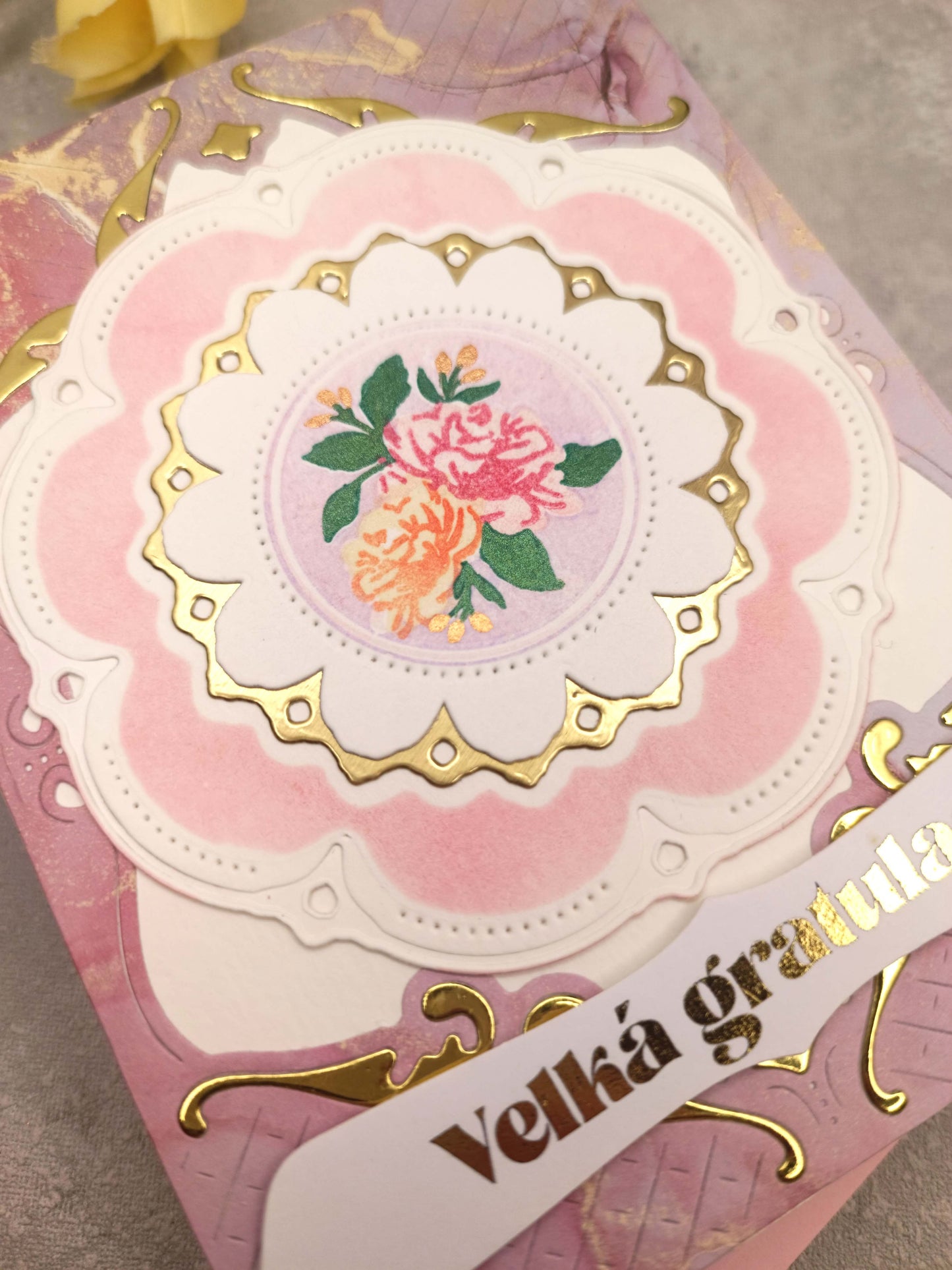 Růžové přání s porcelánovým talířkem