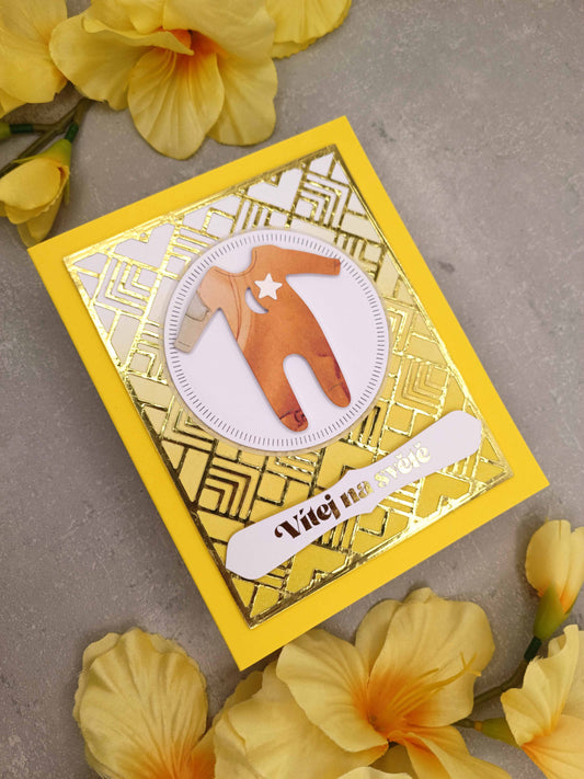 Přání k narození miminka se žlutými dupačkami
