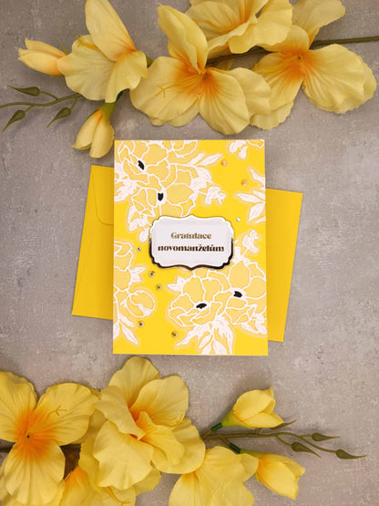 Žluté svatební přání s bílými květinami