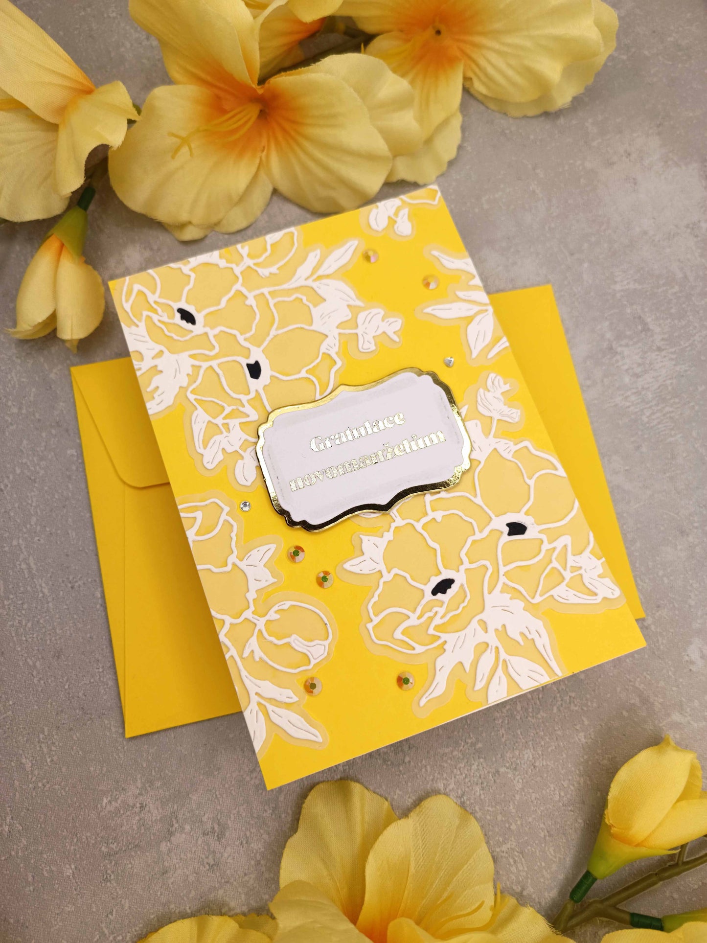 Žluté svatební přání s bílými květinami