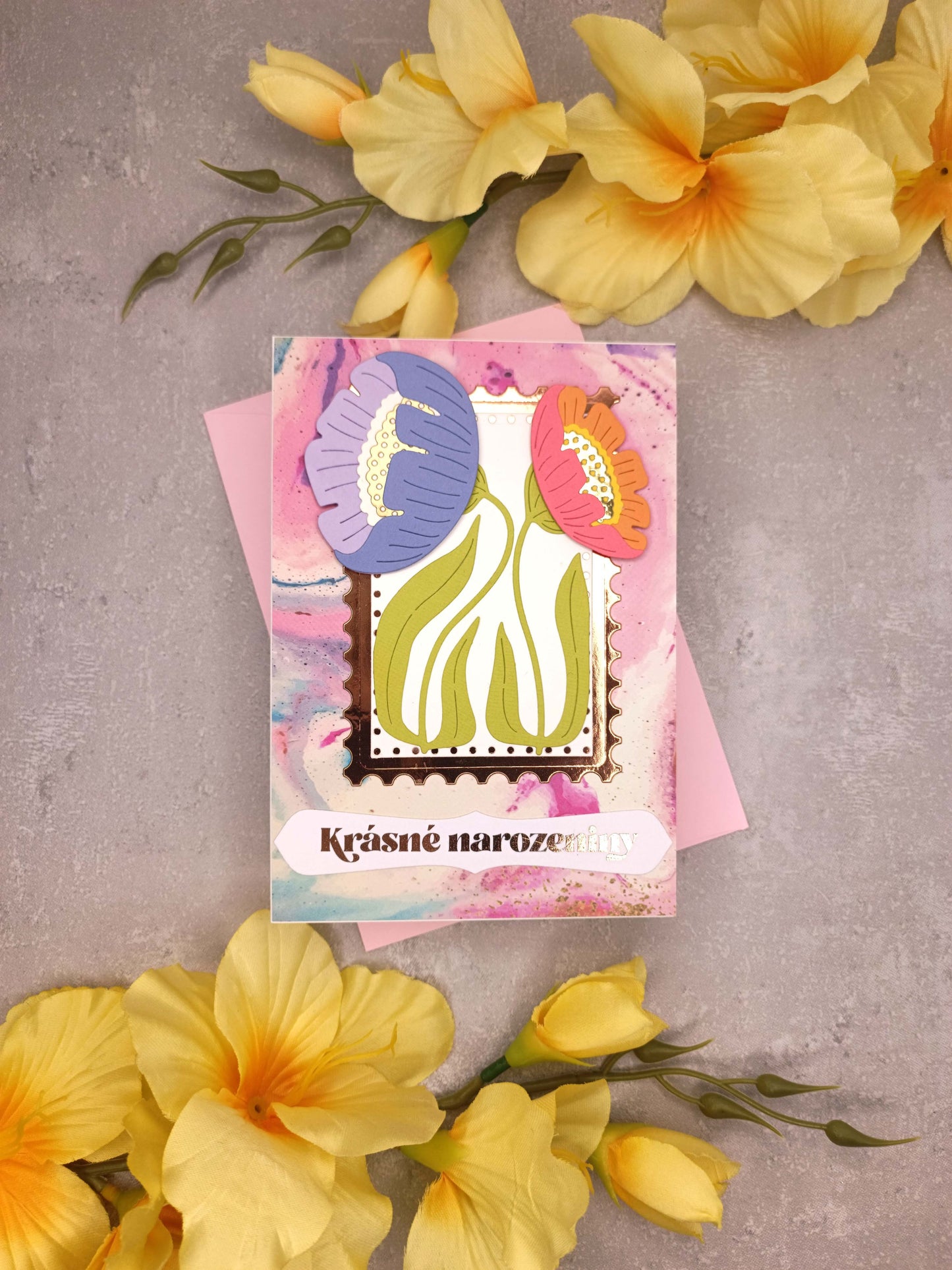 Pestrobarevné růžové narozeninové přání se sasankami