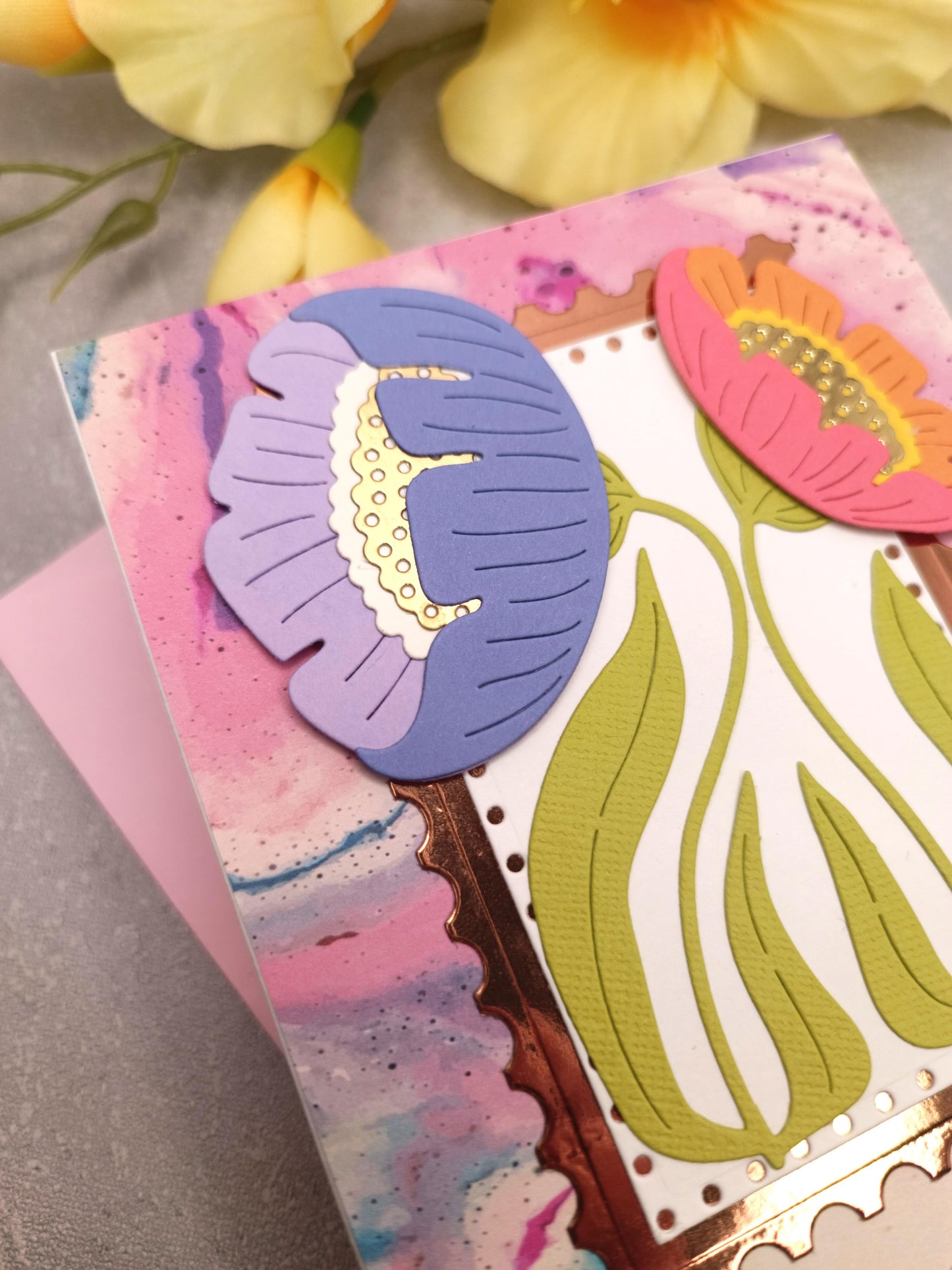 Pestrobarevné růžové narozeninové přání se sasankami