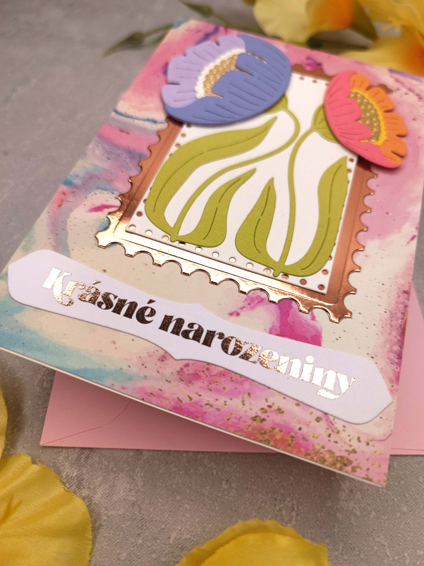 Pestrobarevné růžové narozeninové přání se sasankami