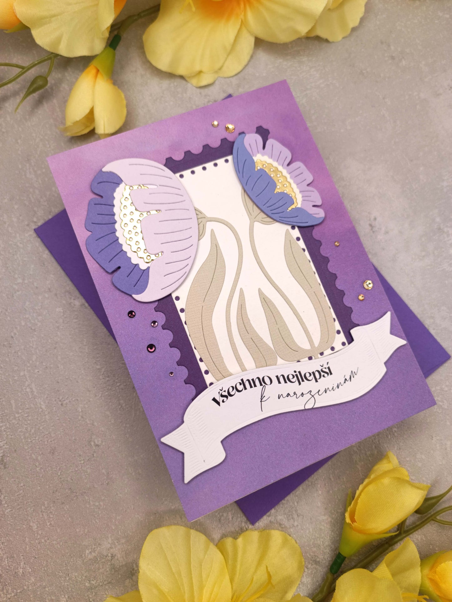 Fialové narozeninové přání se sasankami