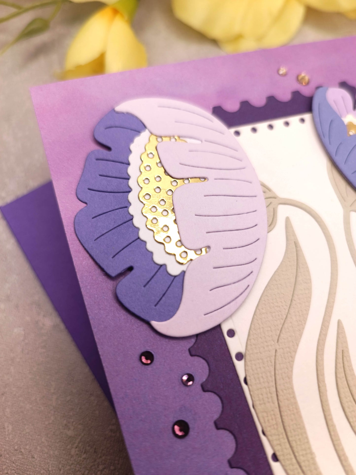 Fialové narozeninové přání se sasankami