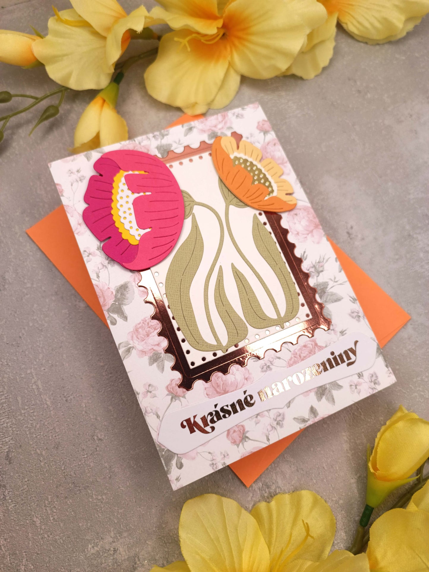 Květinové narozeninové přání se sasankami a oranžovou obálkou