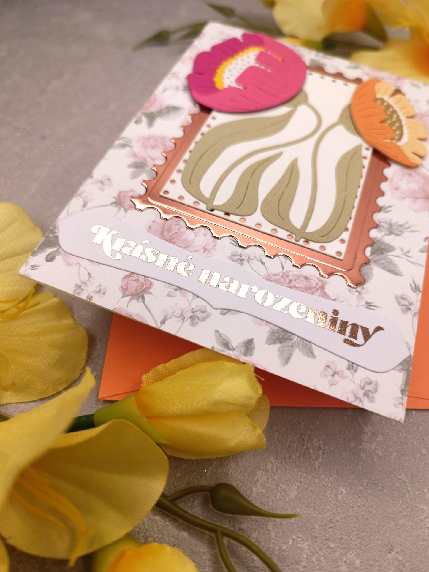 Květinové narozeninové přání se sasankami a oranžovou obálkou