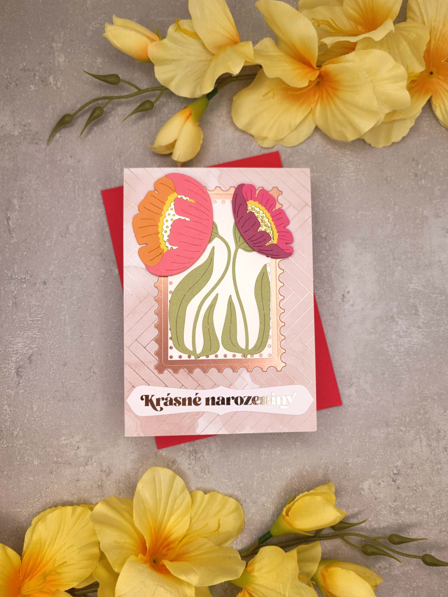 Světle růžové přání se sasankami a červenou obálkou