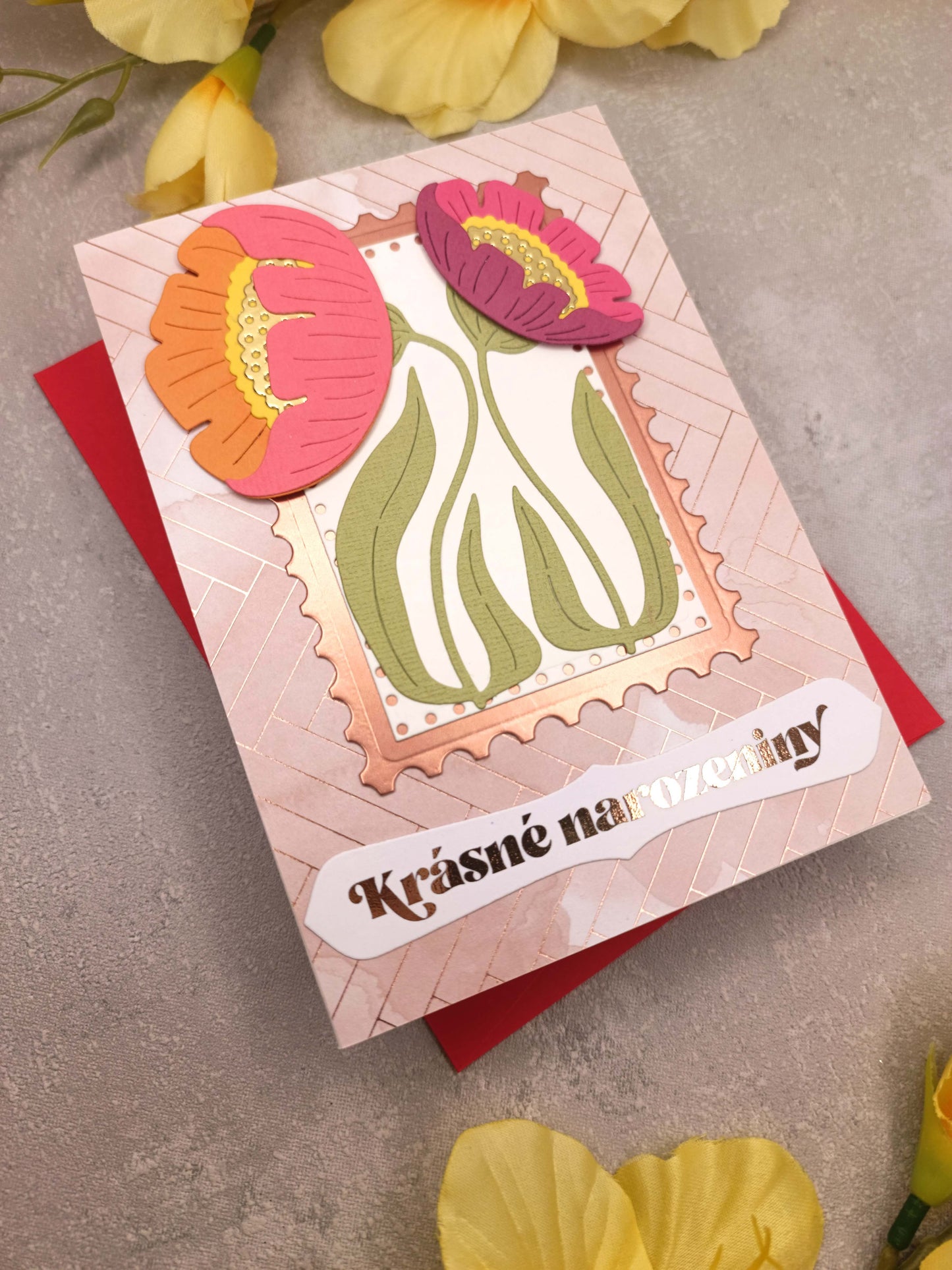 Světle růžové přání se sasankami a červenou obálkou