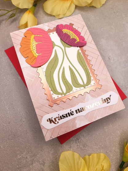 Světle růžové přání se sasankami a červenou obálkou