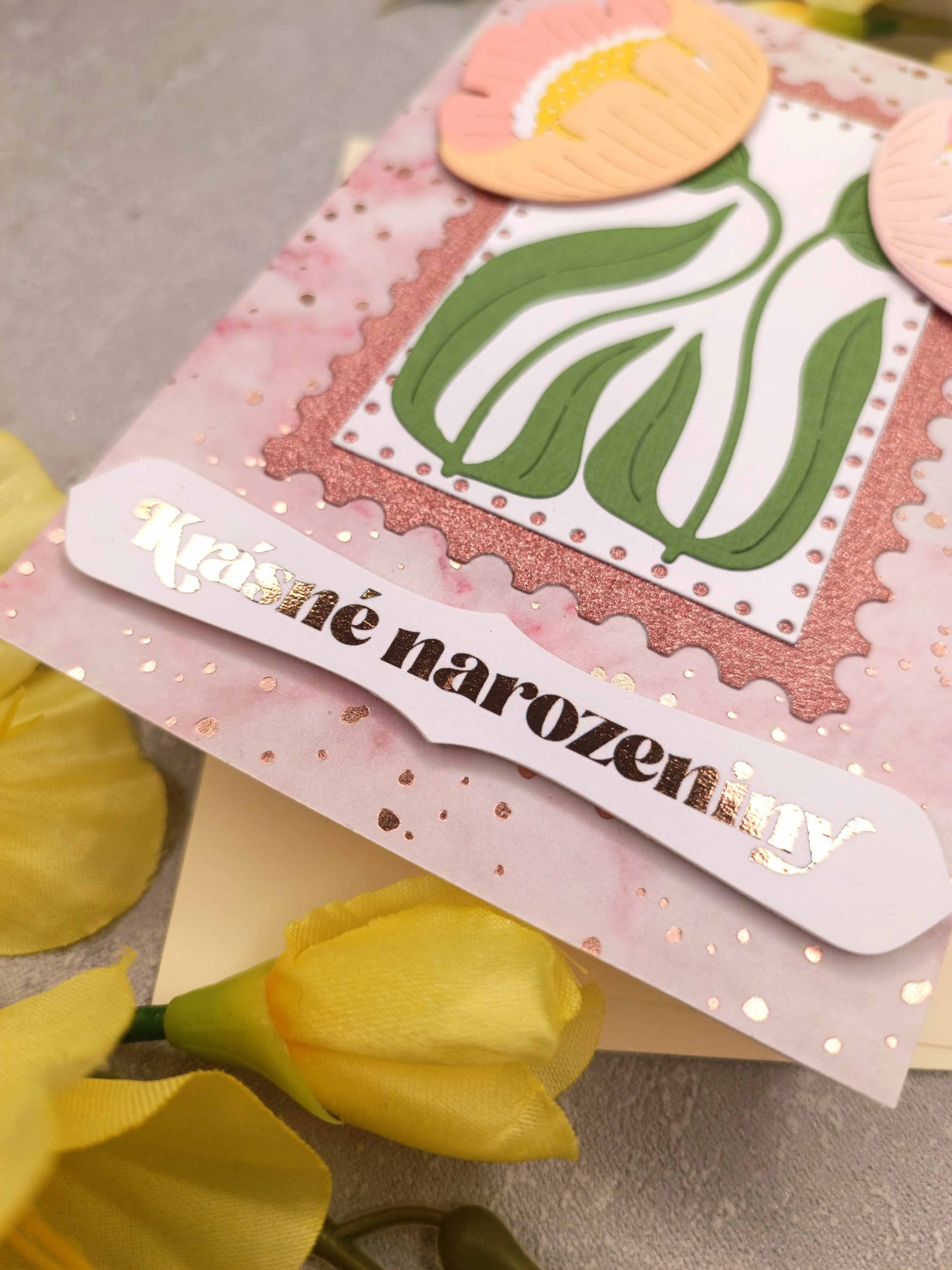 Jemné narozeninové přání se sasankami