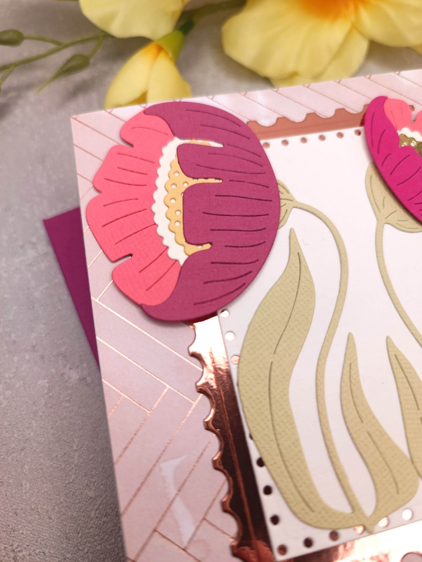 Světle růžové přání se sasankami a malinovou obálkou