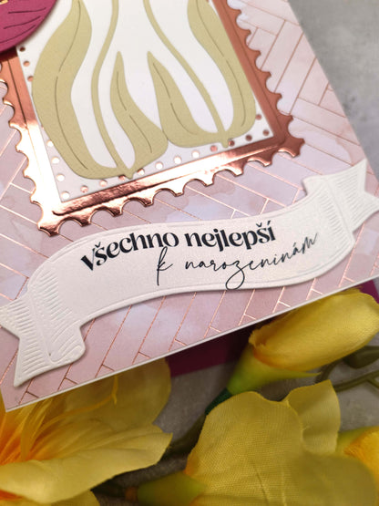 Světle růžové přání se sasankami a malinovou obálkou