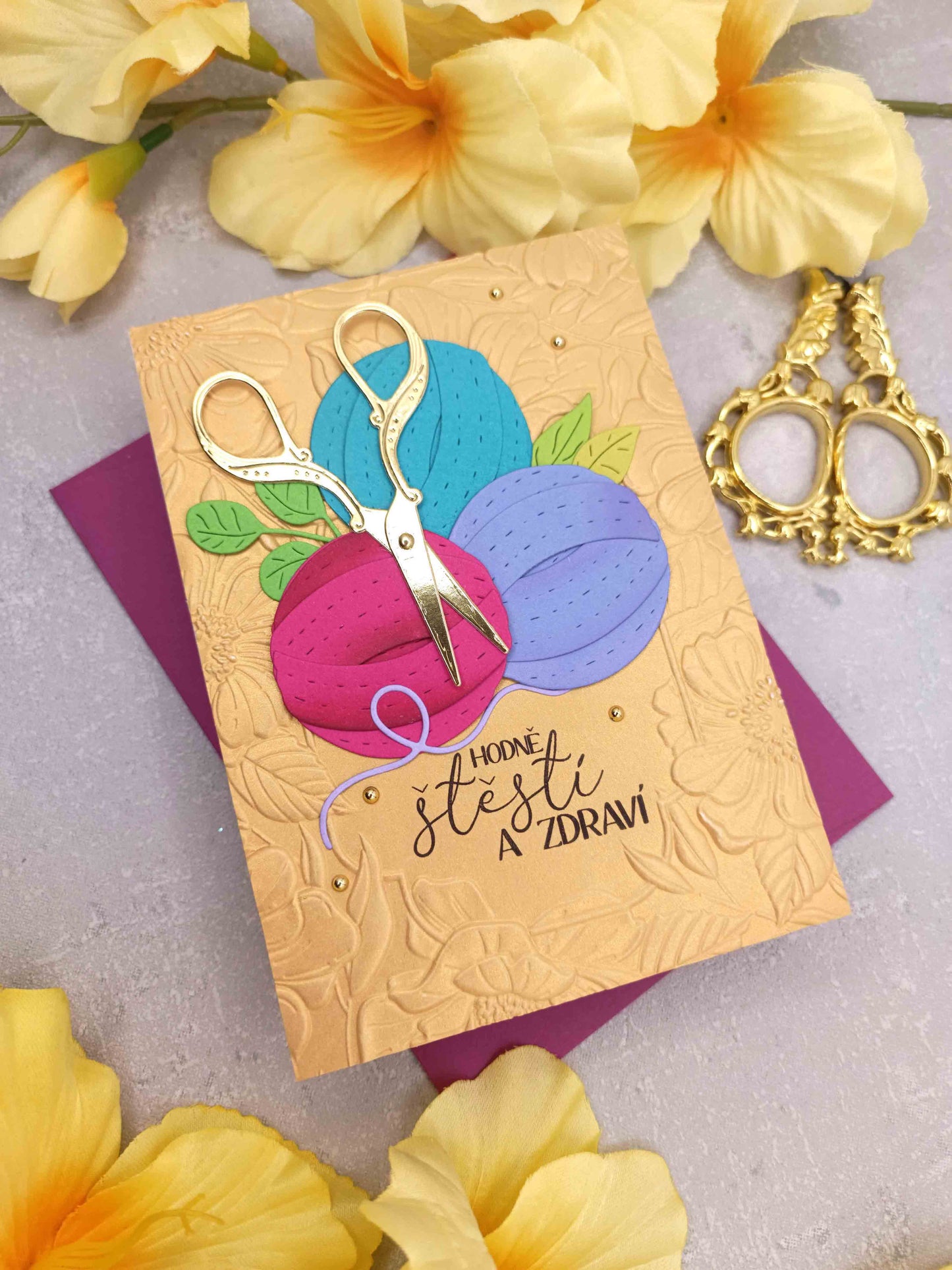 Narozeninové přání pro milovnici pletení nebo háčkování - zlaté