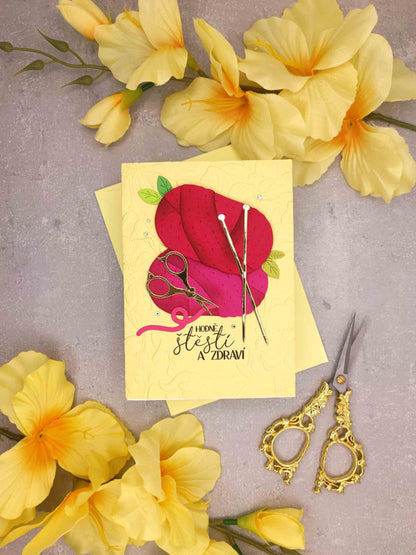 Narozeninové přání pro milovnici pletení nebo háčkování - žluté