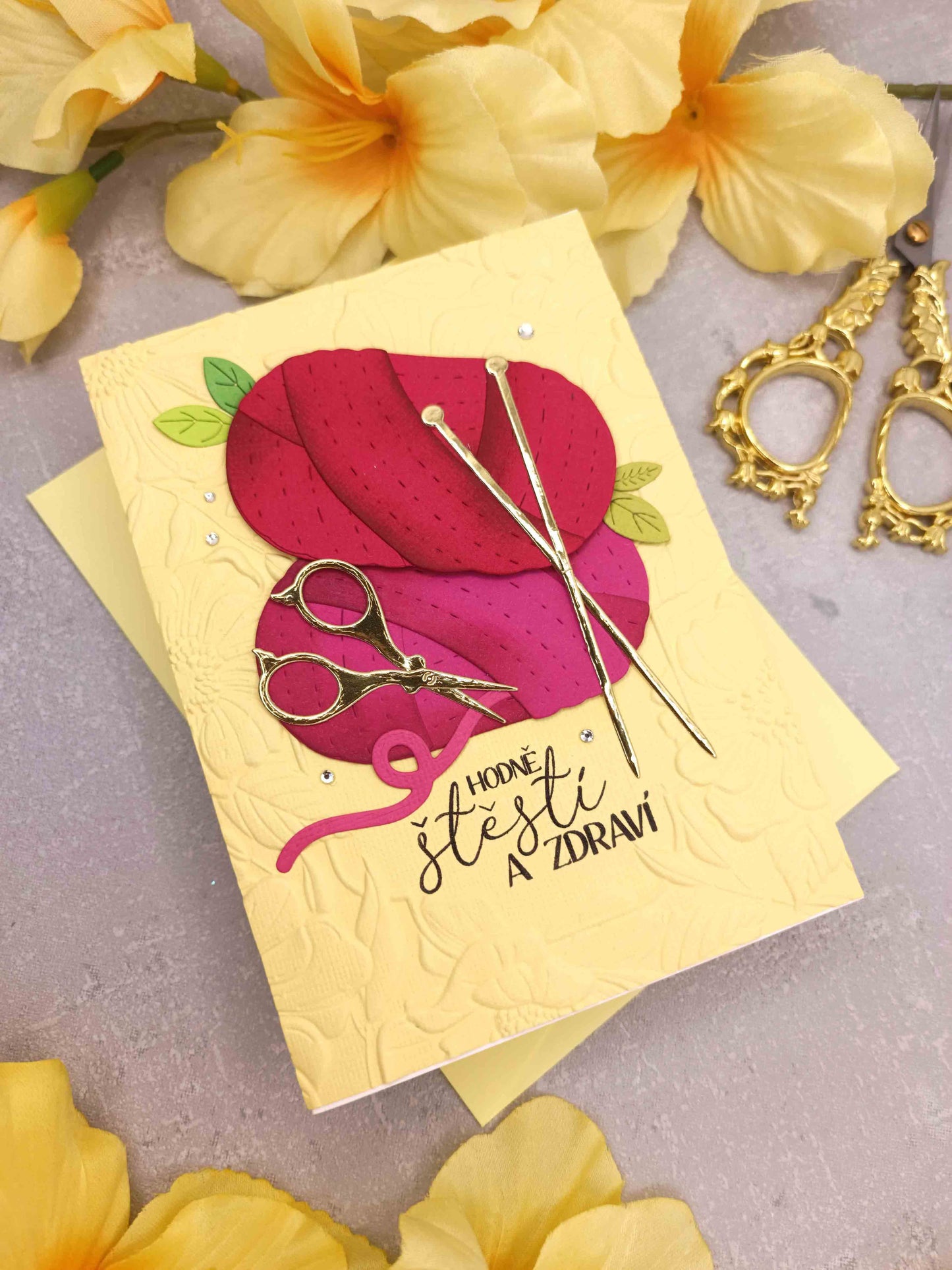 Narozeninové přání pro milovnici pletení nebo háčkování - žluté