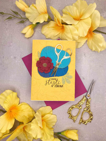 Narozeninové přání pro milovnici pletení nebo háčkování - hořčičné