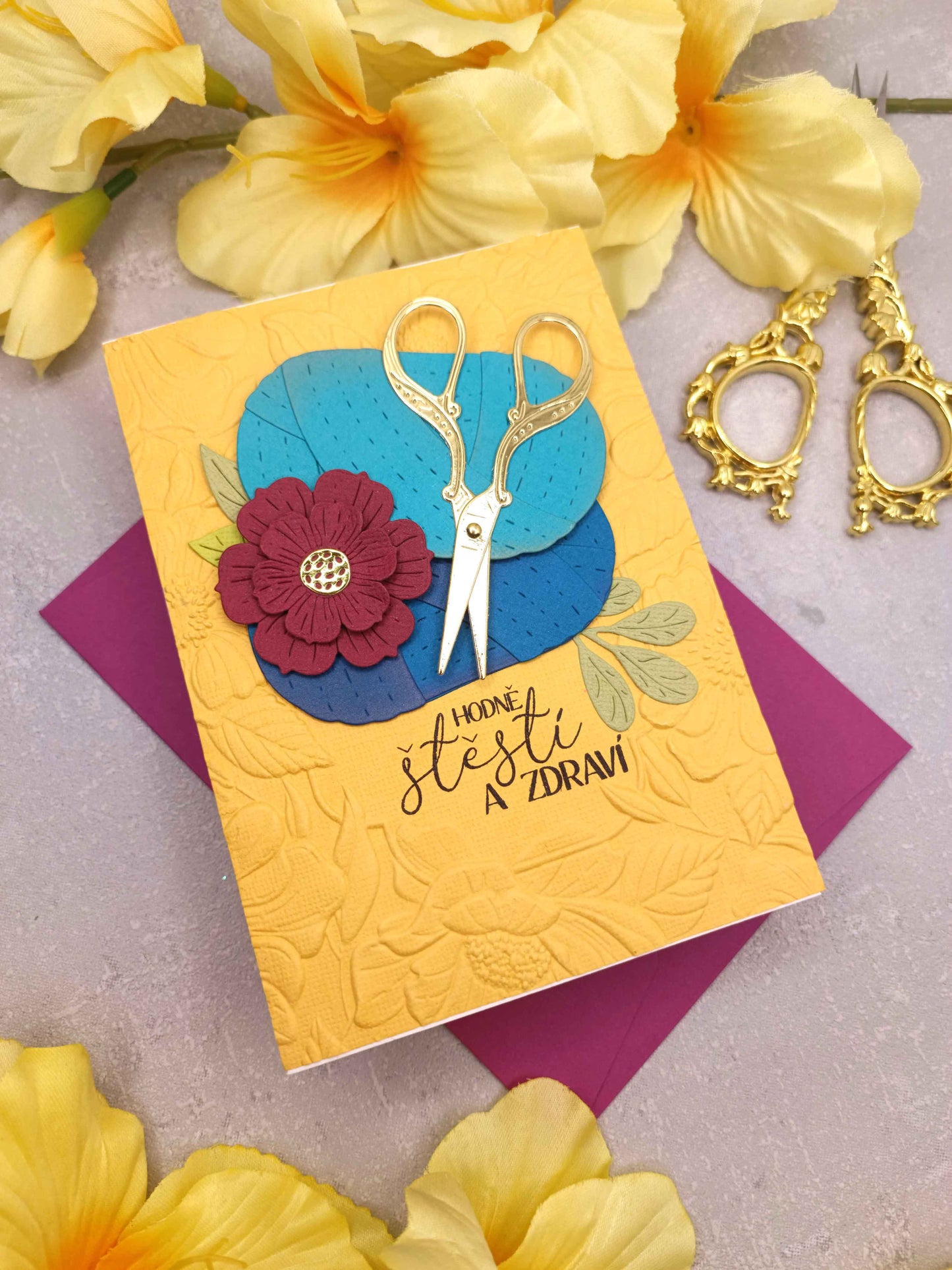 Narozeninové přání pro milovnici pletení nebo háčkování - hořčičné