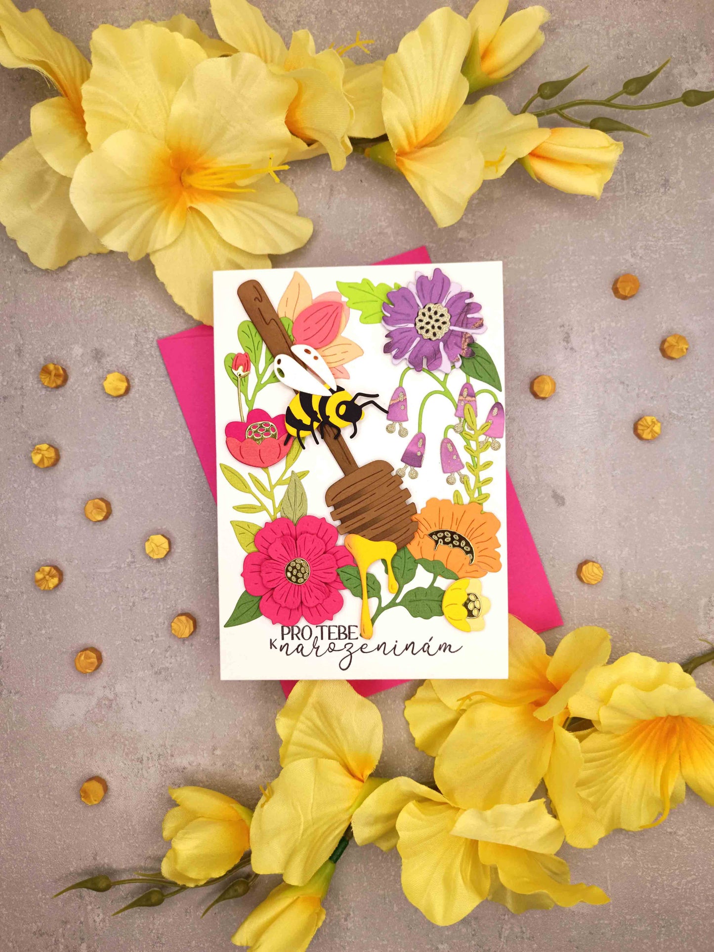 Narozeninové přání s včelkou a květinami nejen pro včelařku