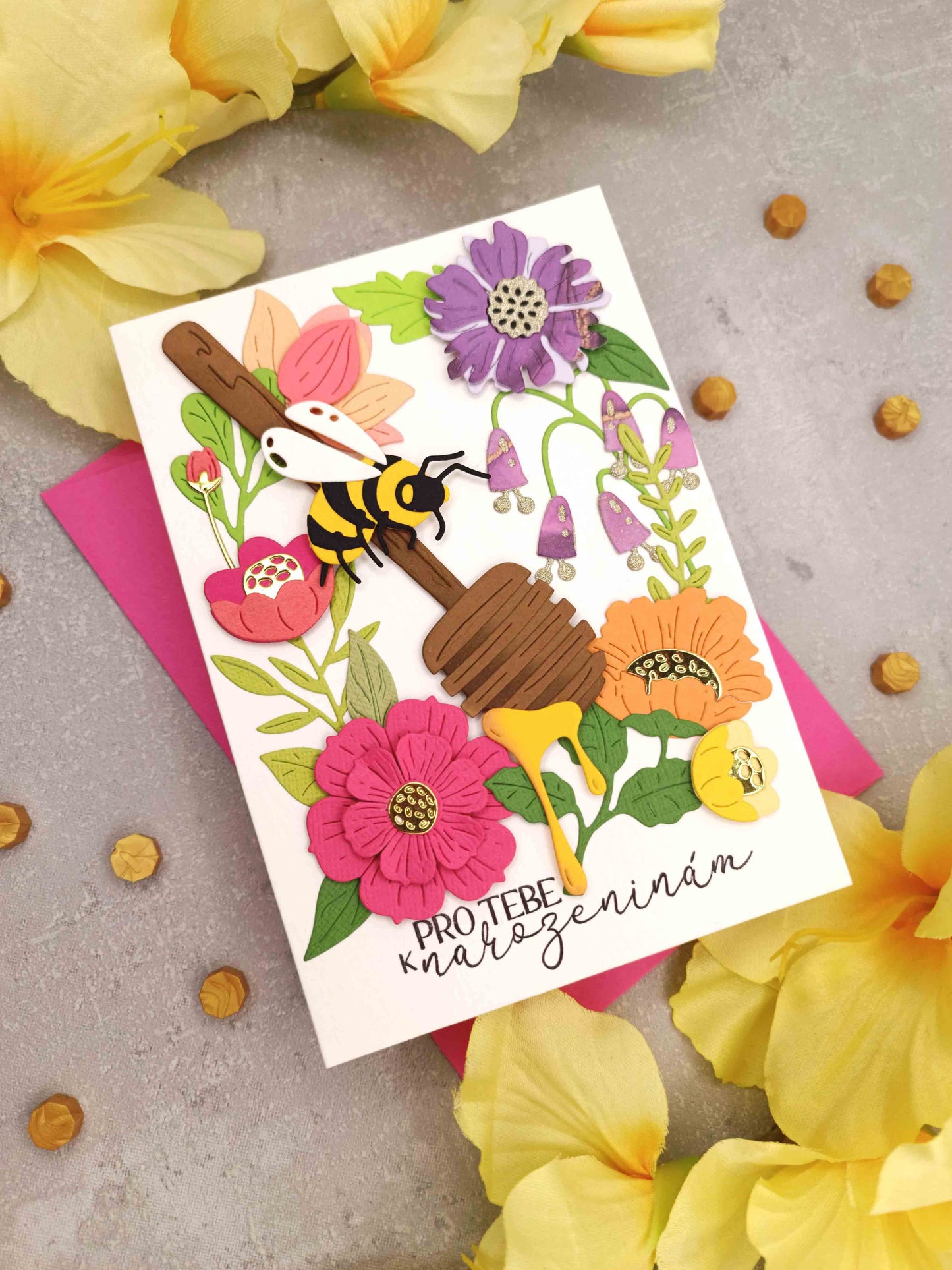 Narozeninové přání s včelkou a květinami nejen pro včelařku