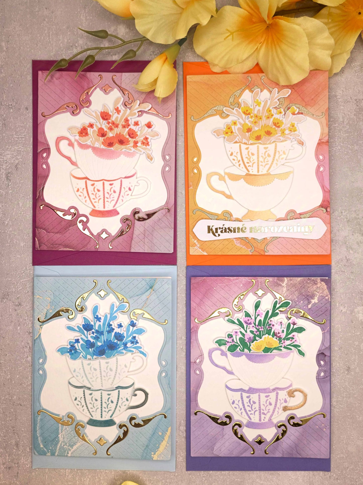 Oranžové narozeninové přání s hrníčky