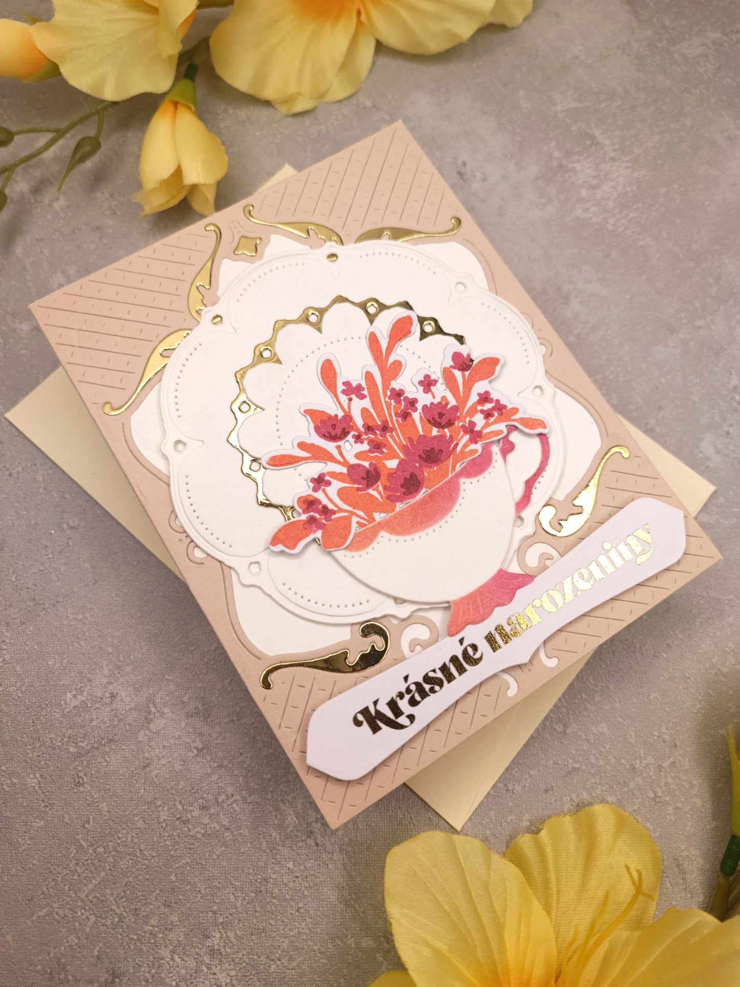 Krémové/světle hnědé narozeninové přání s porcelánem