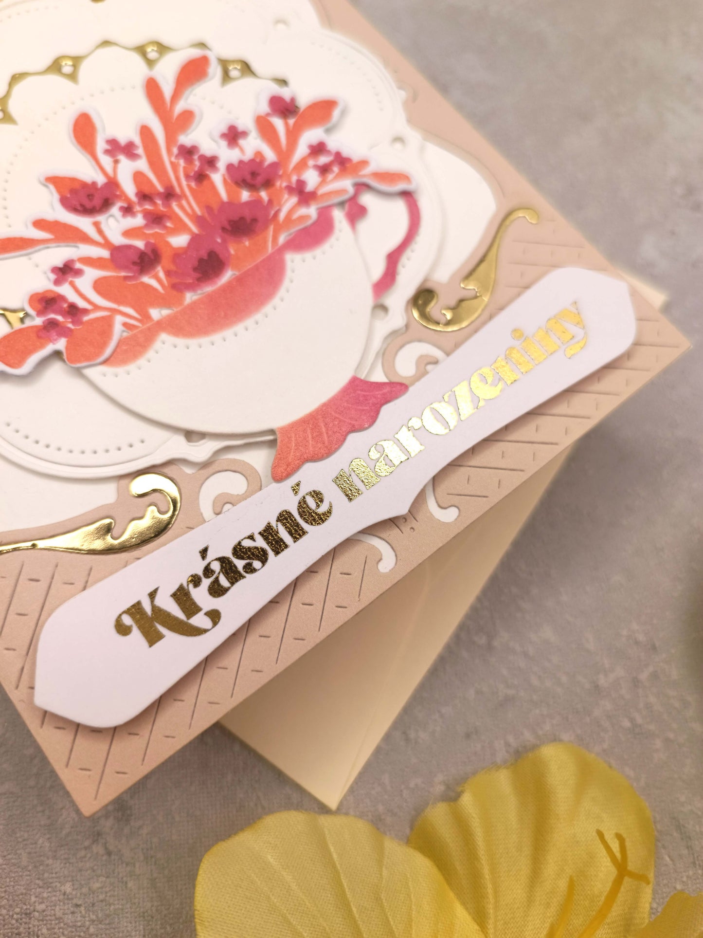 Krémové/světle hnědé narozeninové přání s porcelánem