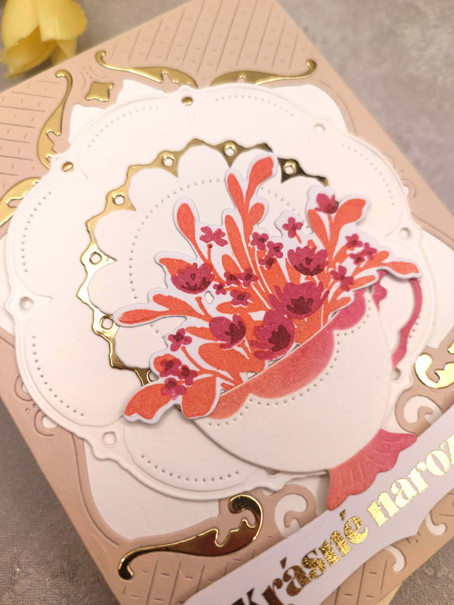 Krémové/světle hnědé narozeninové přání s porcelánem