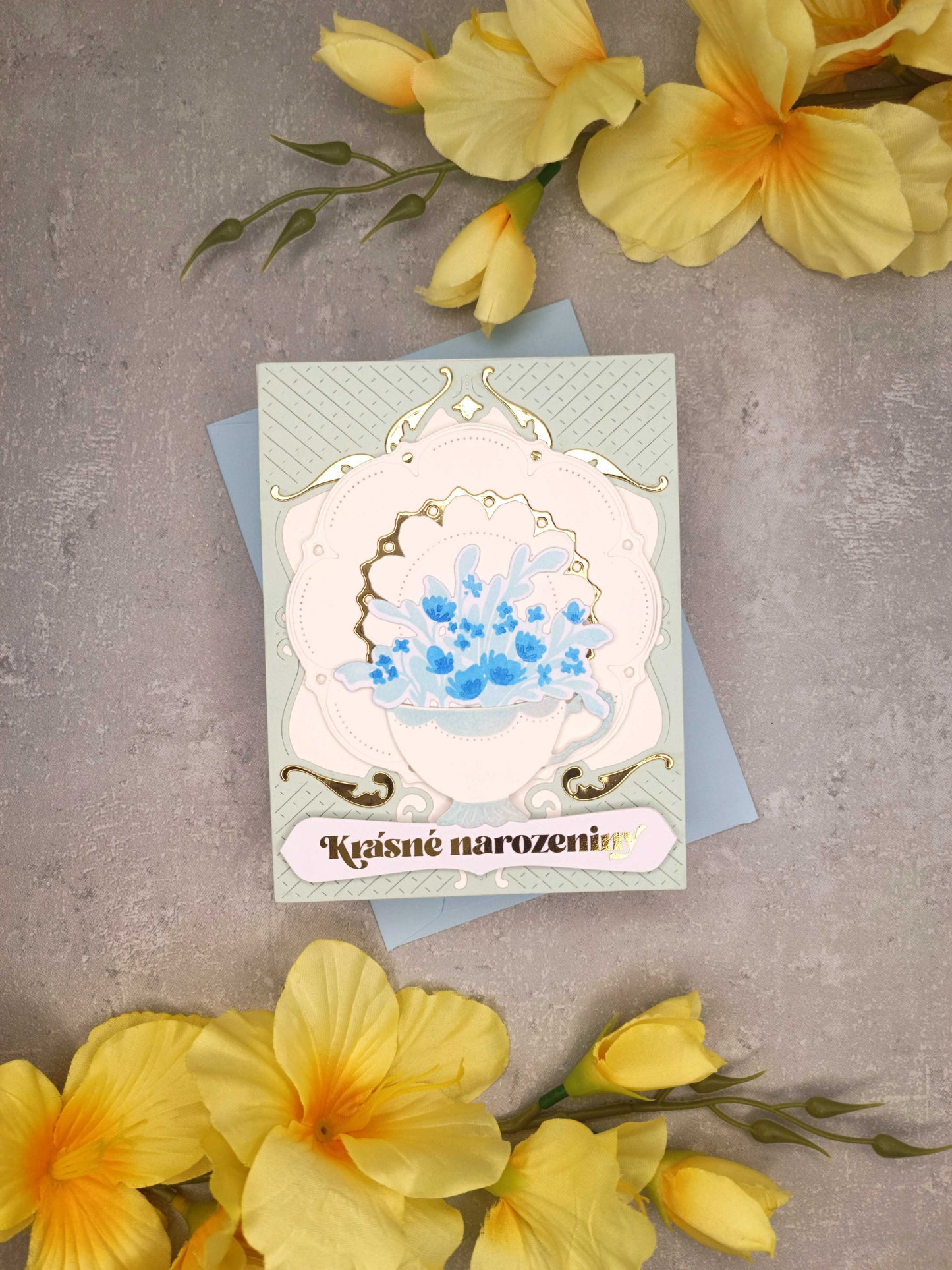 Světle modro-zelenkavé narozeninové přání s porcelánem