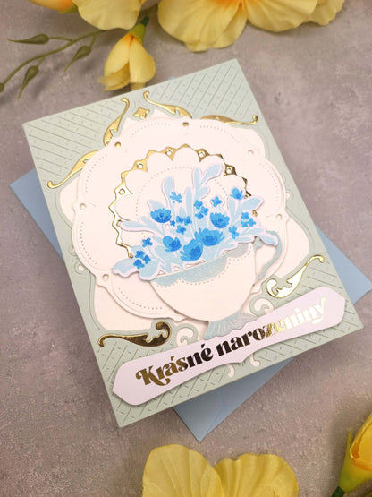 Světle modro-zelenkavé narozeninové přání s porcelánem