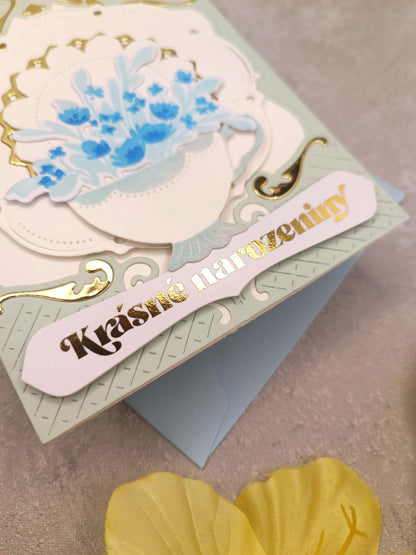 Světle modro-zelenkavé narozeninové přání s porcelánem