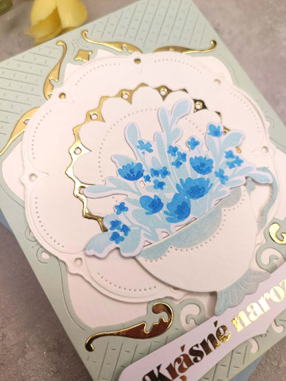 Světle modro-zelenkavé narozeninové přání s porcelánem