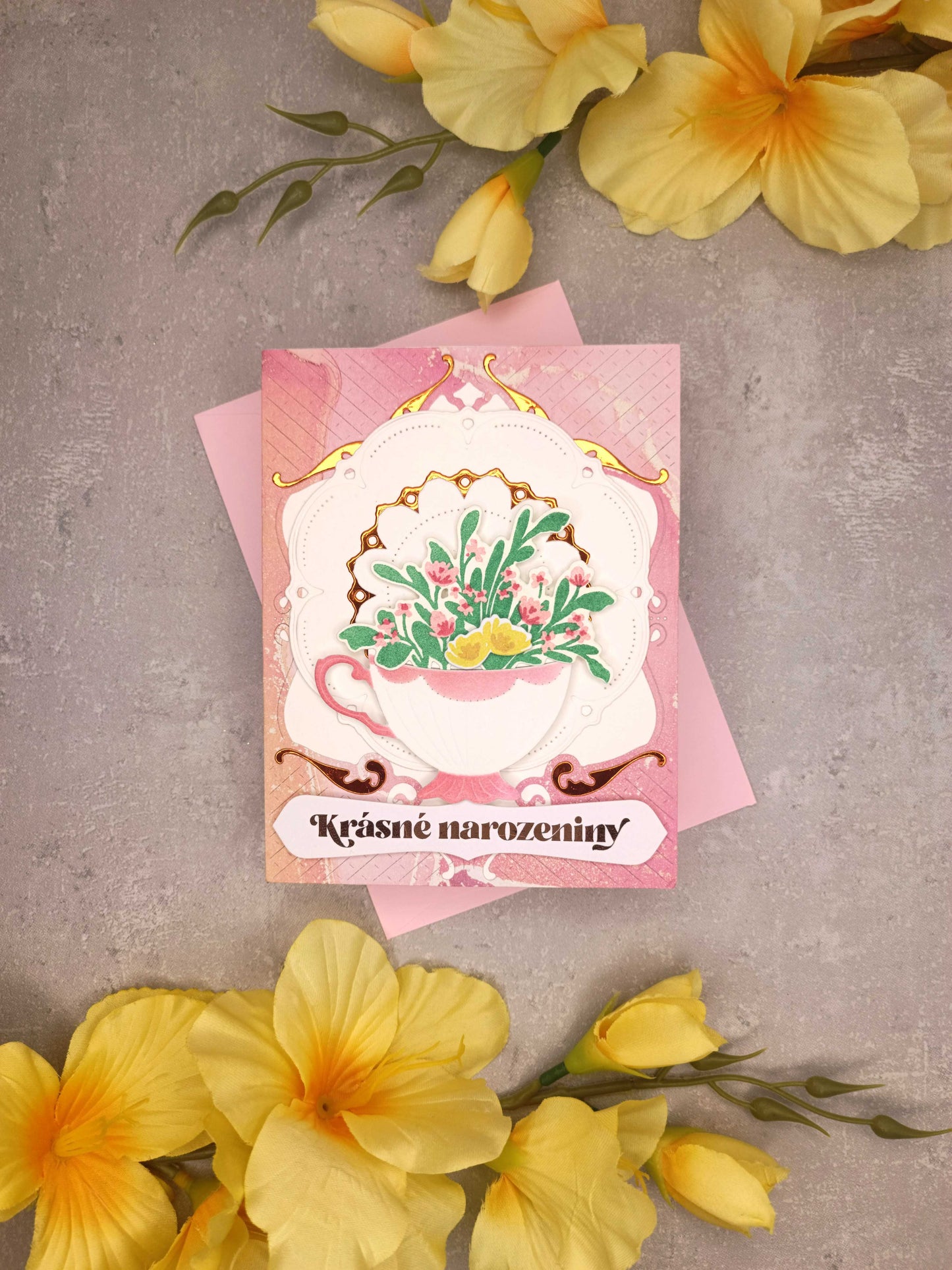 Růžové narozeninové přání s porcelánem