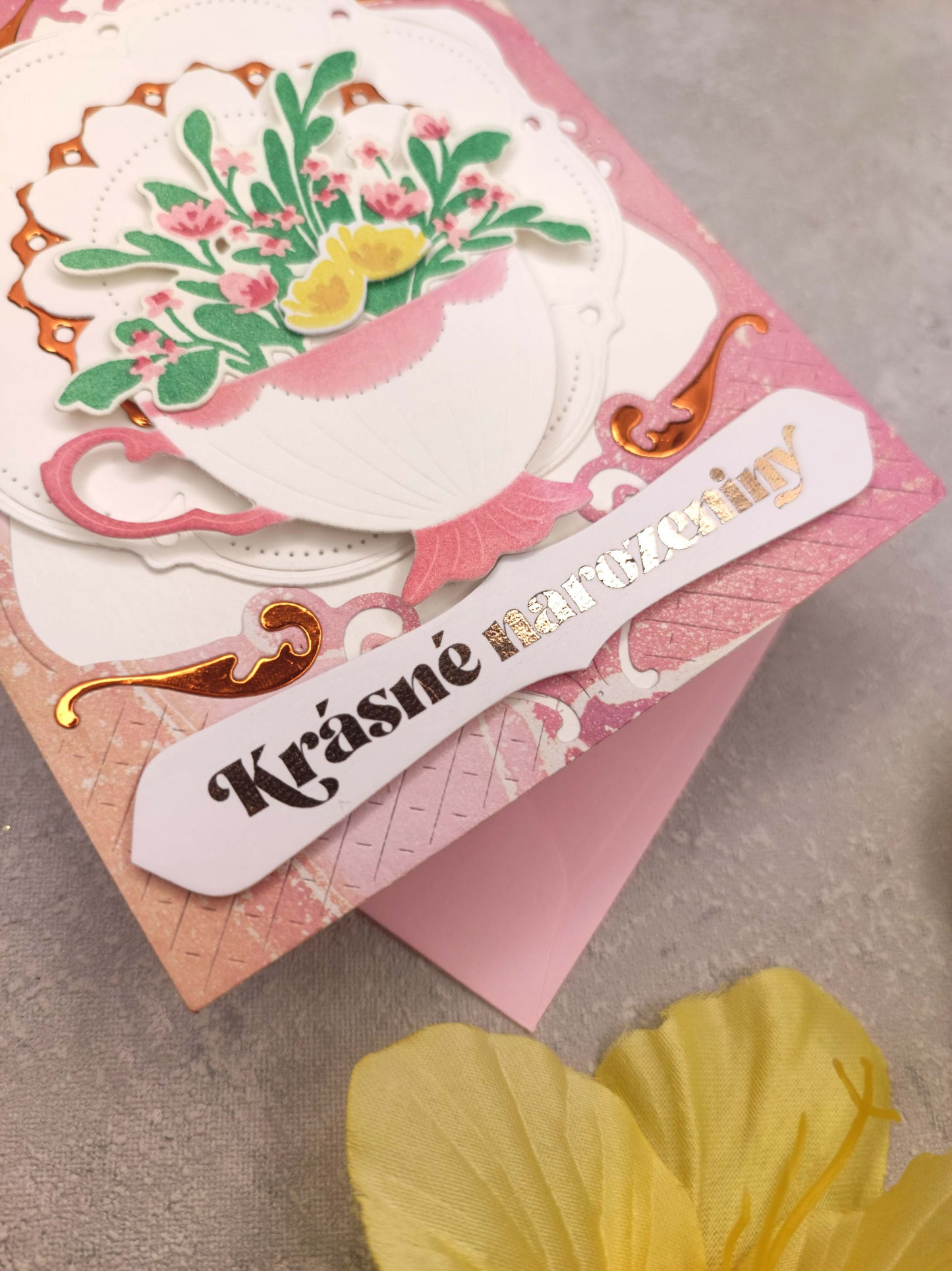 Růžové narozeninové přání s porcelánem