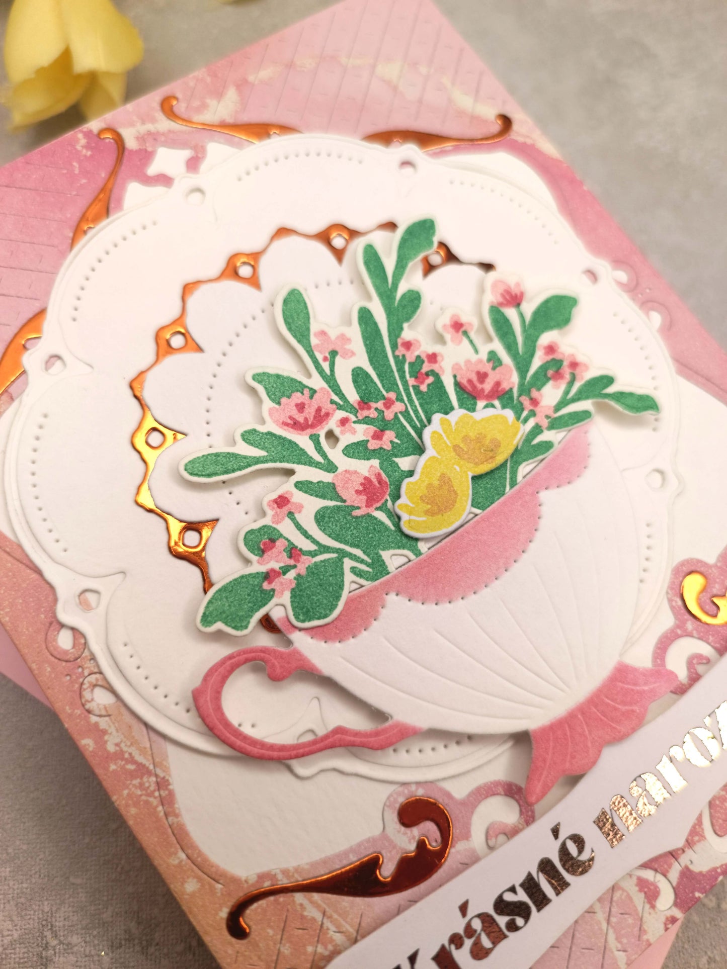 Růžové narozeninové přání s porcelánem