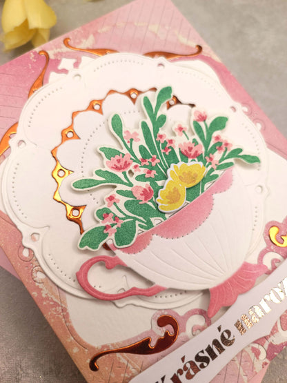 Růžové narozeninové přání s porcelánem