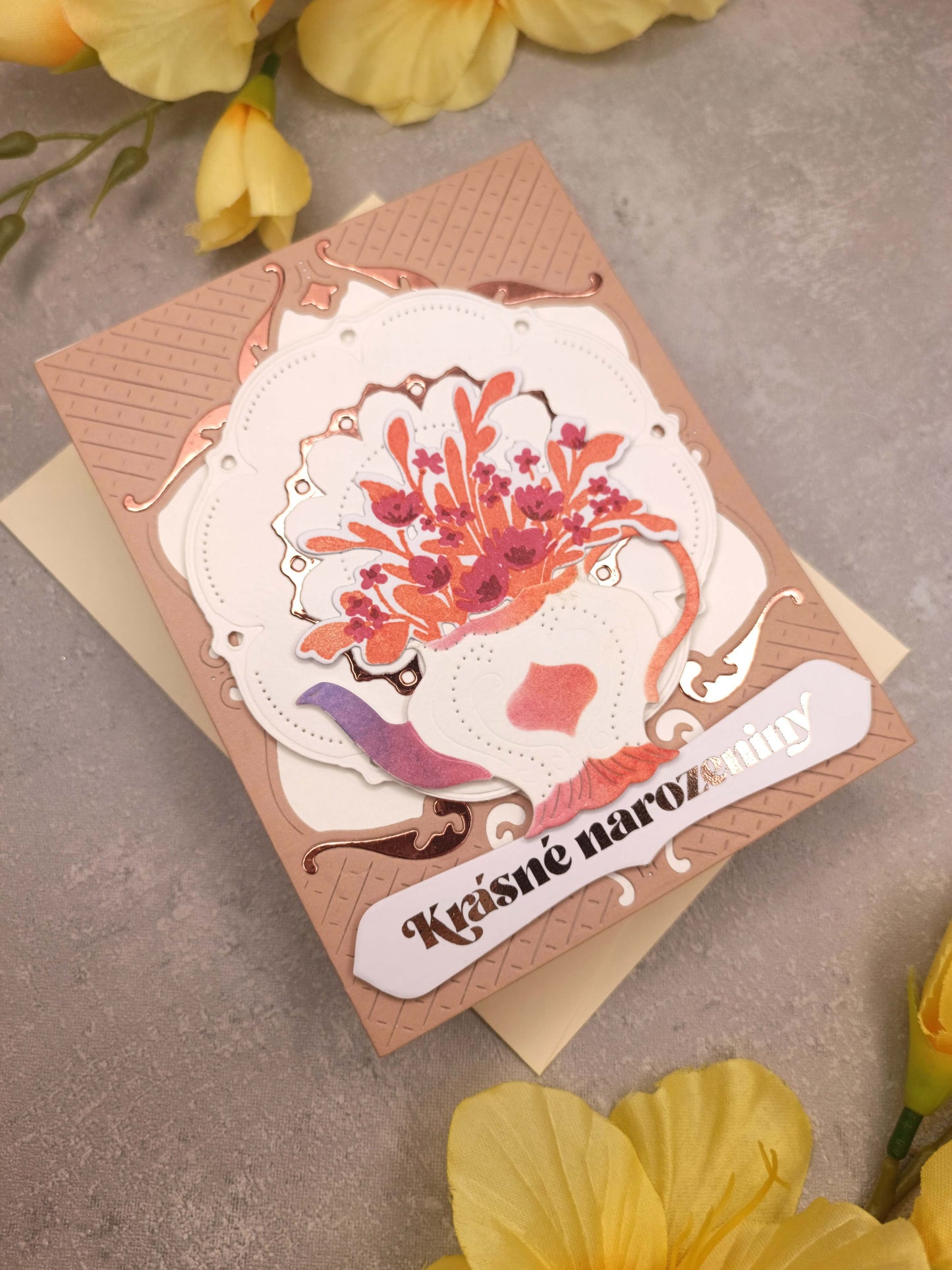 Narozeninové přání s konvičkou a talířkem