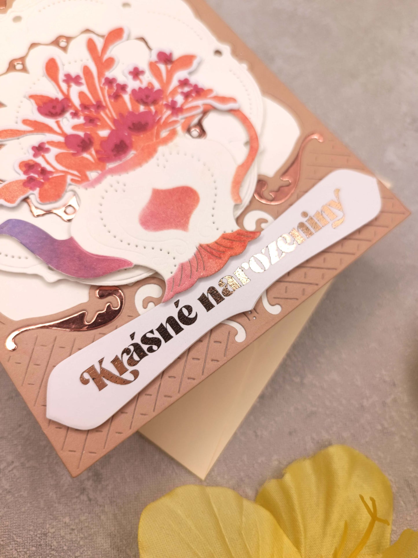 Narozeninové přání s konvičkou a talířkem