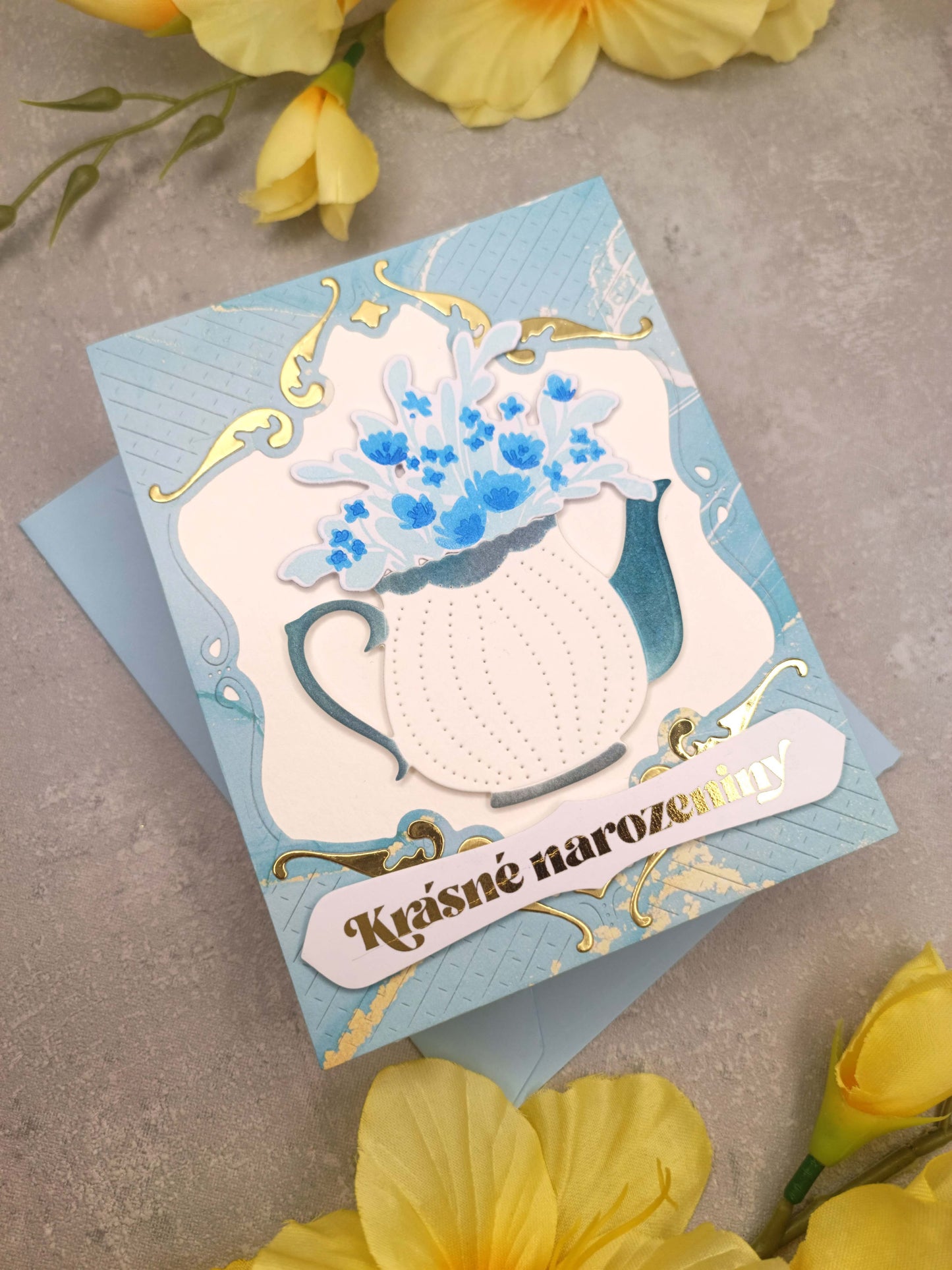 Světle modré narozeninové přání s konvičkou