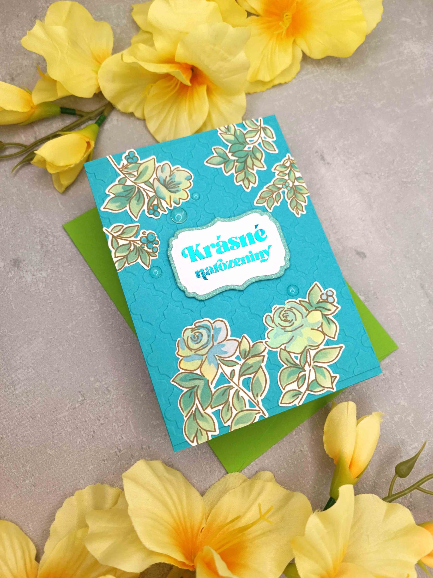 Tyrkysové narozeninové přání s květinami a metalickým nápisem