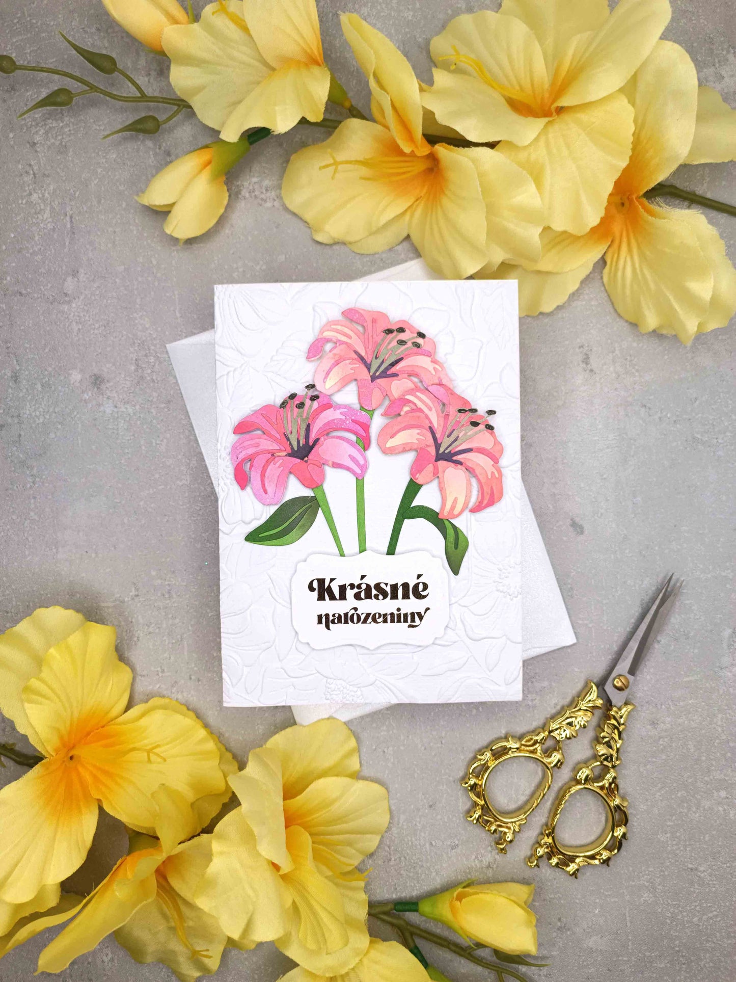 Elegantní narozeninové přání s růžovými liliemi